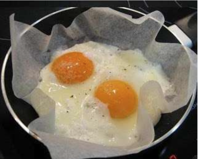 Ensalada Mediterránea con Huevos sobre papel de horno y piña natural.